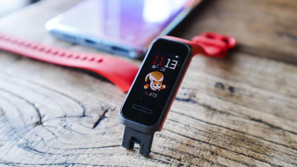 Huawei Band 4: USB Convenient Charging + Comprehensive Health Monitoring